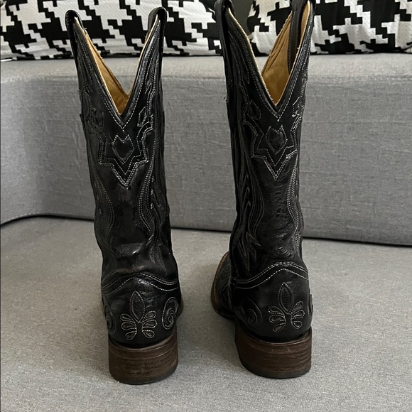 Elegant Black Embroidered Heeled Boots - Picture 4 of 5